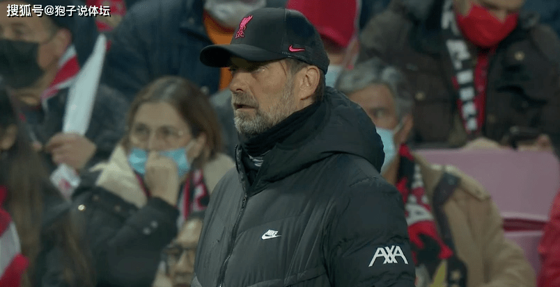 中国球迷闯入球场拥抱梅西