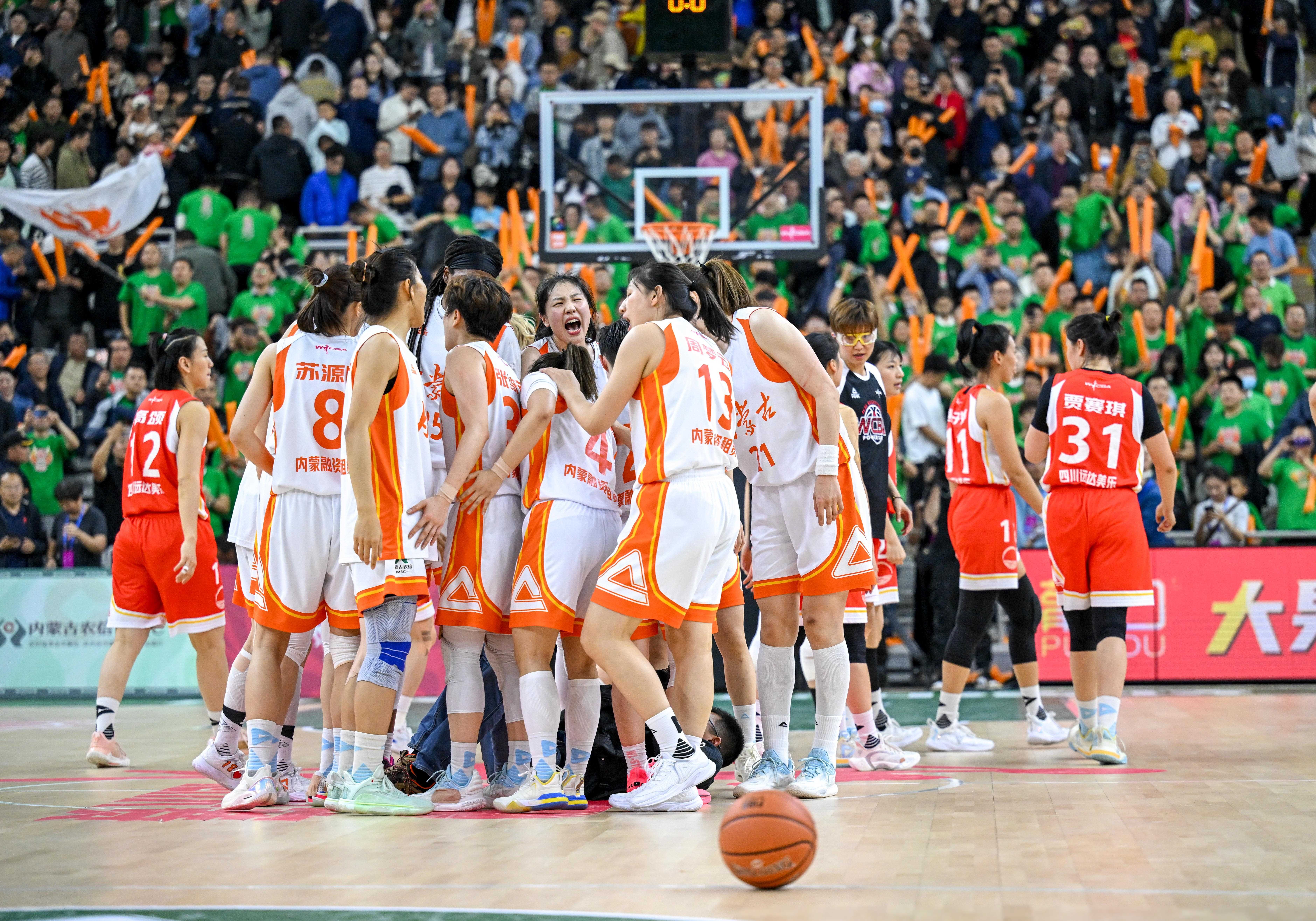 IM电竞官方网站下载-球员在赛场上挥洒的青春的汗水