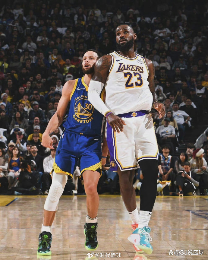 组图湖人大胜勇士 詹皇以一敌四库里倒地